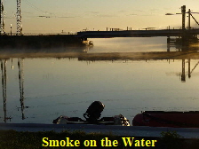 Rauch (Nebel) über dem Wasser