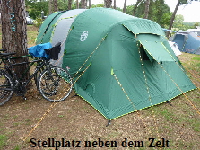 Fahrradstellplatz neben dem Zelt